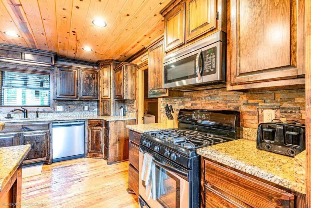 Iron Horse Lodge Sleeps 18, Games, Fire Pit, Hot Tub, Ev, More Broken Bow Exterior photo