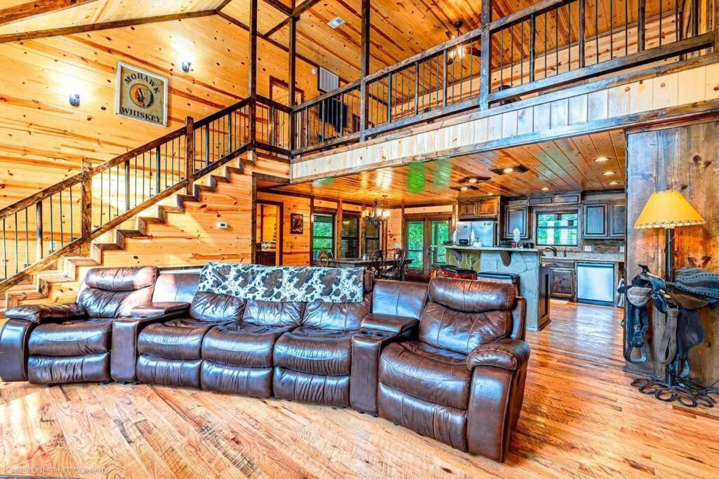 Iron Horse Lodge Sleeps 18, Games, Fire Pit, Hot Tub, Ev, More Broken Bow Exterior photo