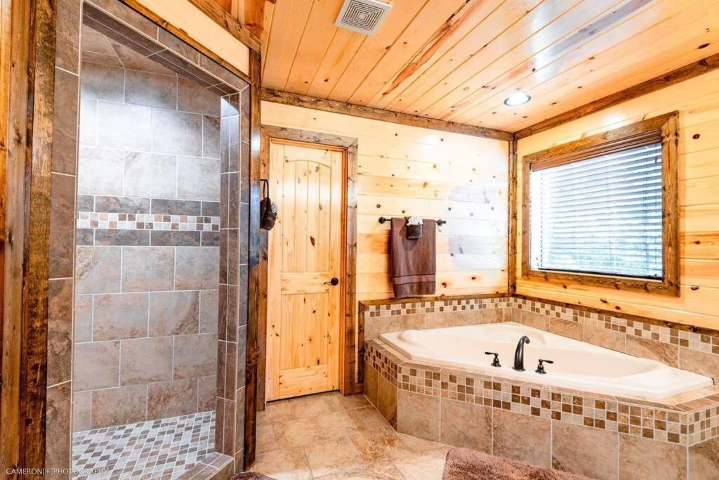 Iron Horse Lodge Sleeps 18, Games, Fire Pit, Hot Tub, Ev, More Broken Bow Exterior photo