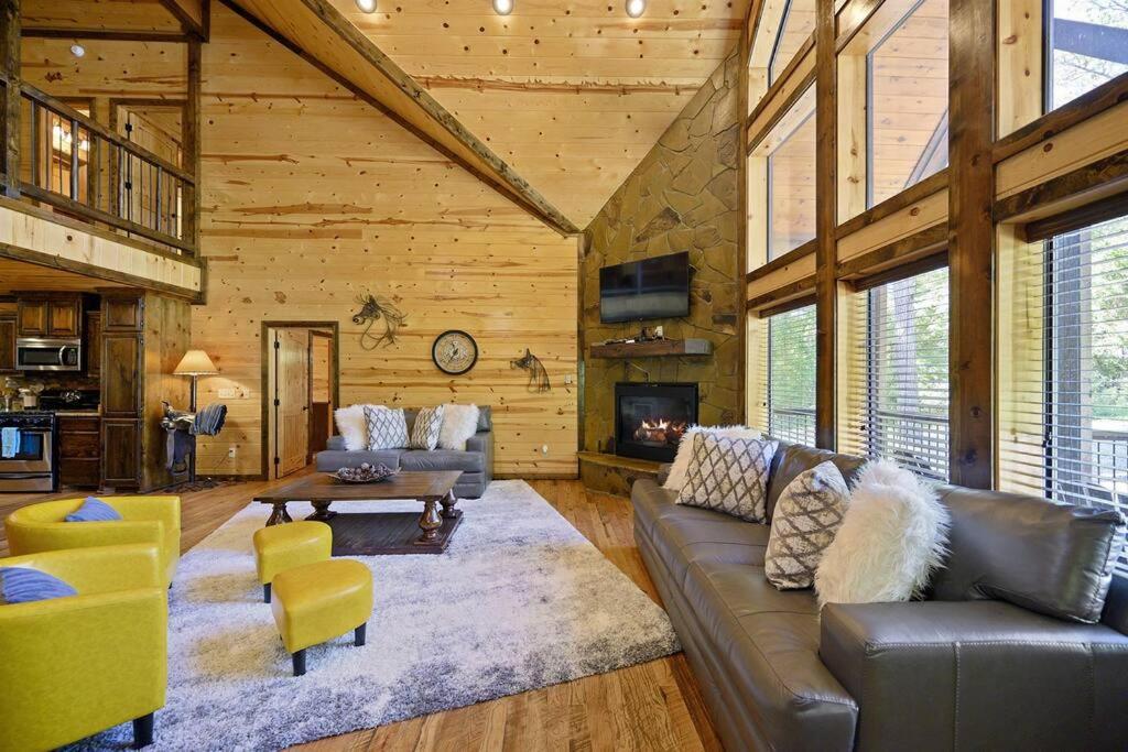Iron Horse Lodge Sleeps 18, Games, Fire Pit, Hot Tub, Ev, More Broken Bow Exterior photo