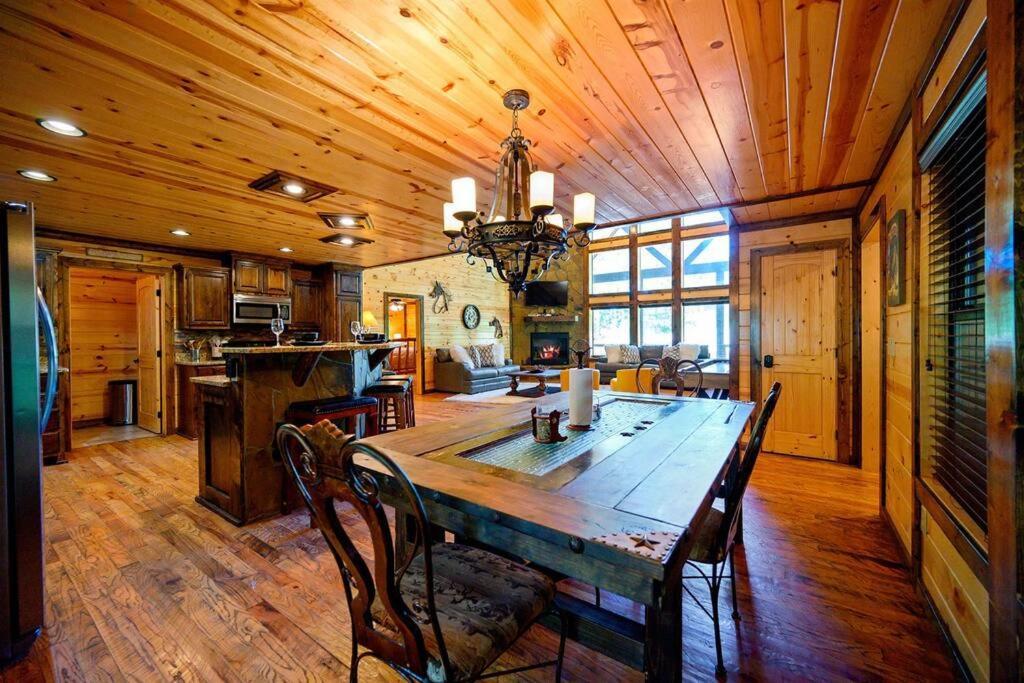 Iron Horse Lodge Sleeps 18, Games, Fire Pit, Hot Tub, Ev, More Broken Bow Exterior photo