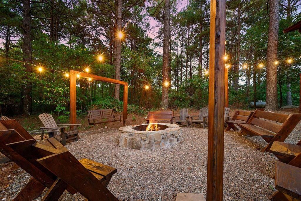 Iron Horse Lodge Sleeps 18, Games, Fire Pit, Hot Tub, Ev, More Broken Bow Exterior photo